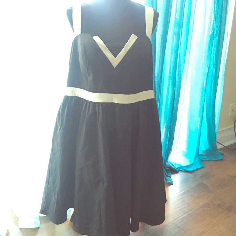 Beautiful Black and White Dress Size 20